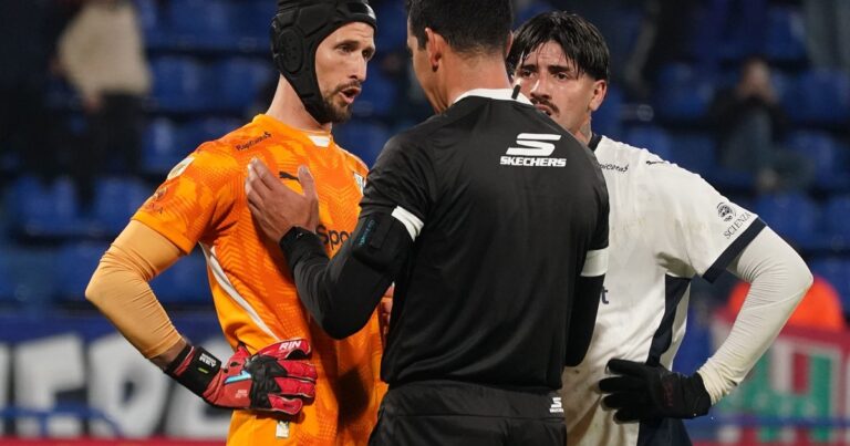 El final en Liniers: la roja a Guillermo y el reclamo de los jugadores de Independiente al juez