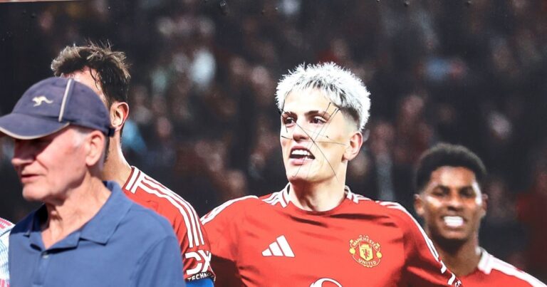 Garnacho, otra vez apuntado por los hinchas del Manchester United: vandalizaron su cara en un mural fuera del Old Trafford