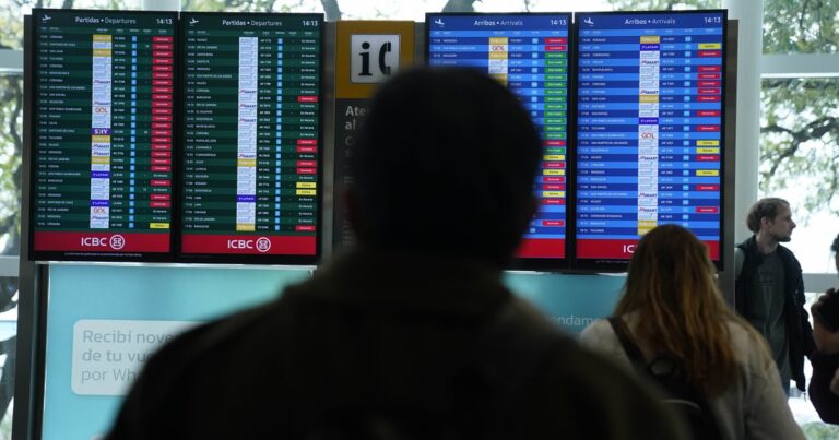 Paro de controladores aéreos: Aerolíneas Argentinas advierte otro día de complicaciones con sus vuelos