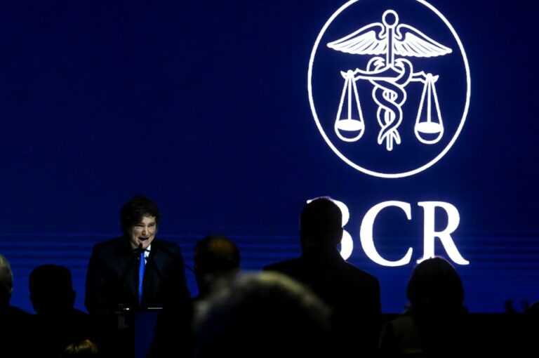 El poder y los «desaforados» con la plata