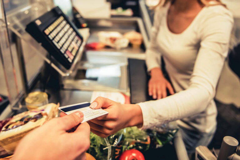 Tarjetear el super, en auge