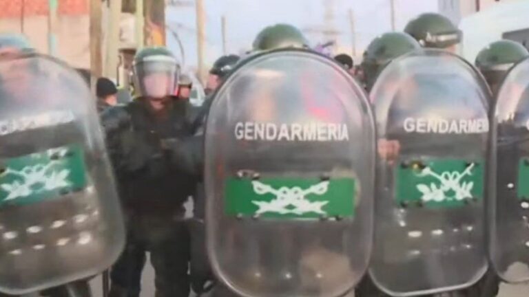 Tensión en el cierre de campaña de LLA: incidentes entre Gendarmería y manifestantes en Moreno