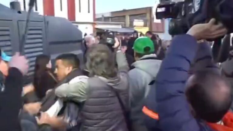 Tensión y primeros incidentes en el acto de Javier Milei en Moreno: piñas entre libertarios y manifestantes