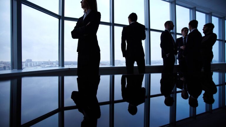 Jóvenes empresarios piden renovación: el foco para el desarrollo debe estar en la baja de impuestos y redes educativa