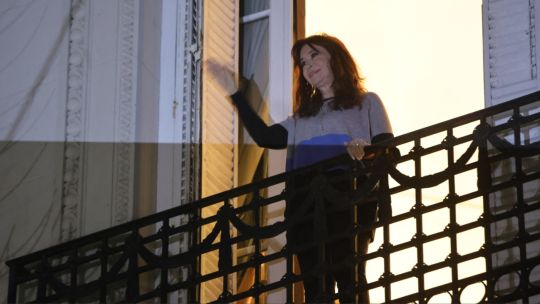 Cristina Kirchner apuntó fuerte contra Milei: «Salí de la burbuja, hermano que se está poniendo heavy»