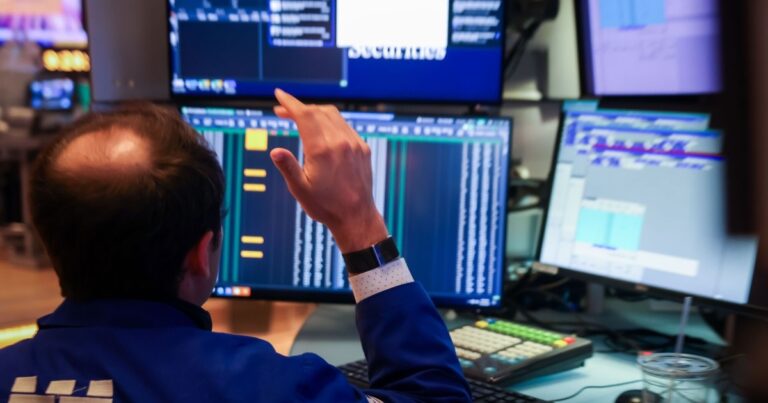 El dólar tras las elecciones llegó a $1.425 en los bancos, el riesgo país subió 1.100 y las acciones se hundieron más 24% en Wall Street