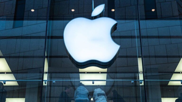 La Inteligencia Artificial contra las cuerdas: demandan a Apple por violar los derechos de autor en el entrenamiento de la IA