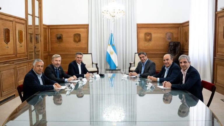 Nación inauguró «mesa federal»: debut de Lisandro Catalán y una foto flaca con gobernadores aliados