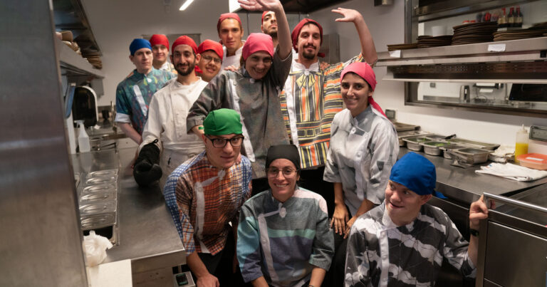 El éxito de Alamesa, el primer restaurante inclusivo del país: «Es un lugar de pertenencia donde se diluyen los estigmas»