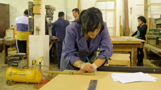 Quién se anima a aprender un oficio? Carpinteros, herreros y electricistas escasean y cotizan alto