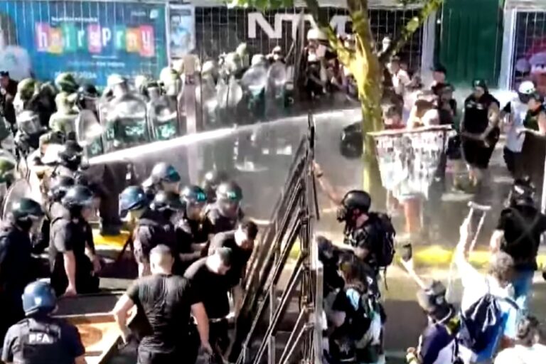 Congreso: enfrentamientos entre la Policía y manifestantes mientras se debate el Presupuesto en Diputados