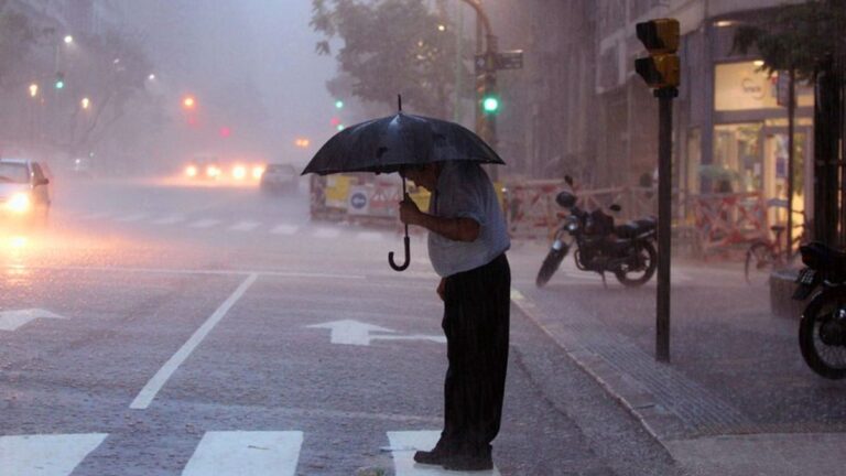 Preocupante alerta meteorológica por tormentas para Buenos Aires y 11 provincias más: el informe del SMN