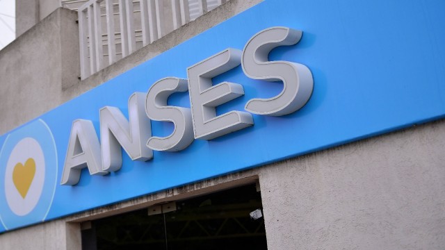 ANSES aumenta la AUH por inflación: cuánto se cobra en febrero