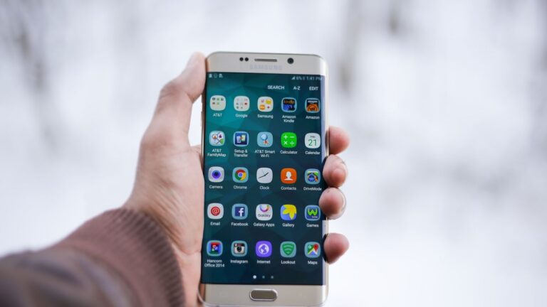 La descarga de aplicaciones volvió a caer en 2025, pero el gasto de los usuarios superó los u$156.000 millones