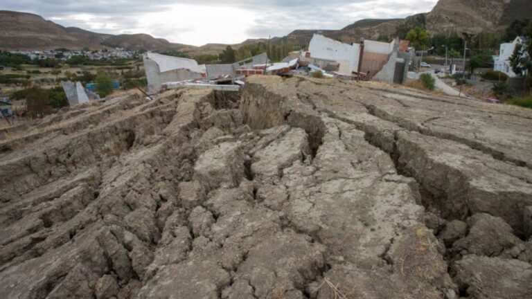 Impactantes imágenes de cómo quedó Comodoro Rivadavia tras el desplazamiento de tierra