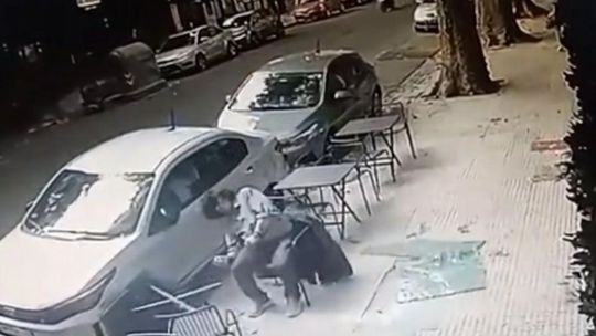 Accidente en Belgrano: un vidrio se desprendió desde un balcón y dejó herido a un vecino en la vereda de un bar