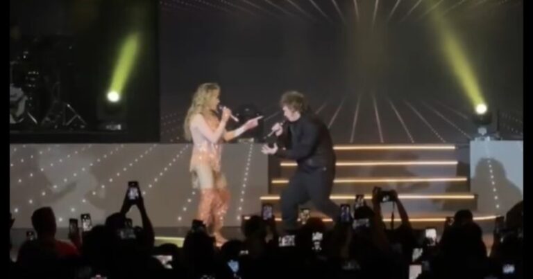 Show con Fátima Florez en Mar del Plata: Javier Milei cantó en el teatro y dejó elogios para su expareja