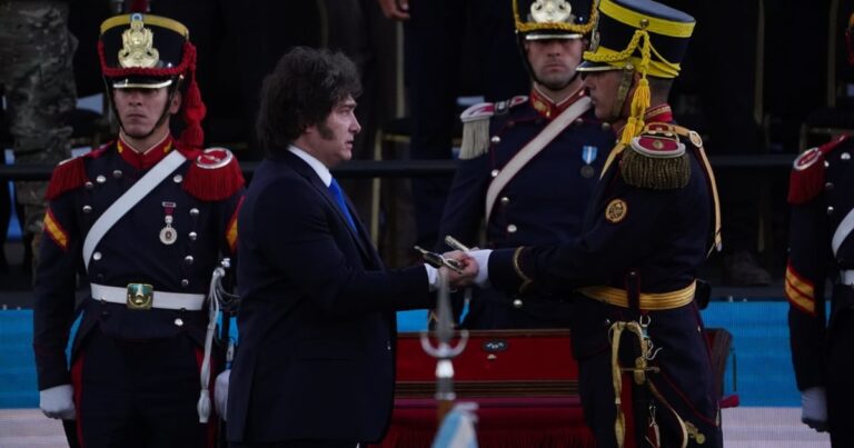 Milei buscó cerrar la polémica por el traslado del sable corvo de San Martín: «Es un acto de justicia histórica»