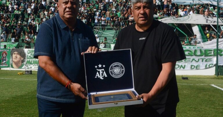 Con Chiqui Tapia entre los invitados, Camioneros se estrenó en la Primera B e inauguró tribuna