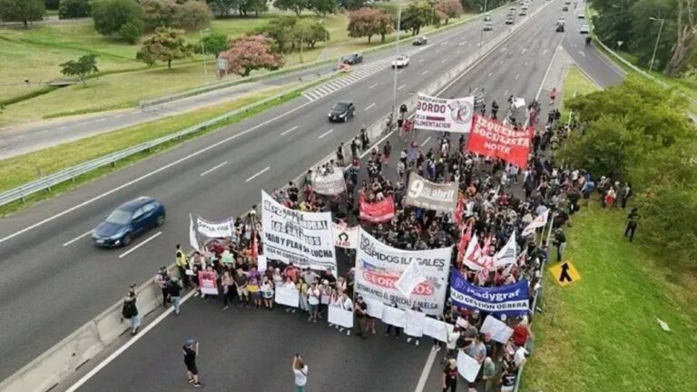 Trabajadores de Fate cortan la Panamericana y acampan frente a la fábrica
